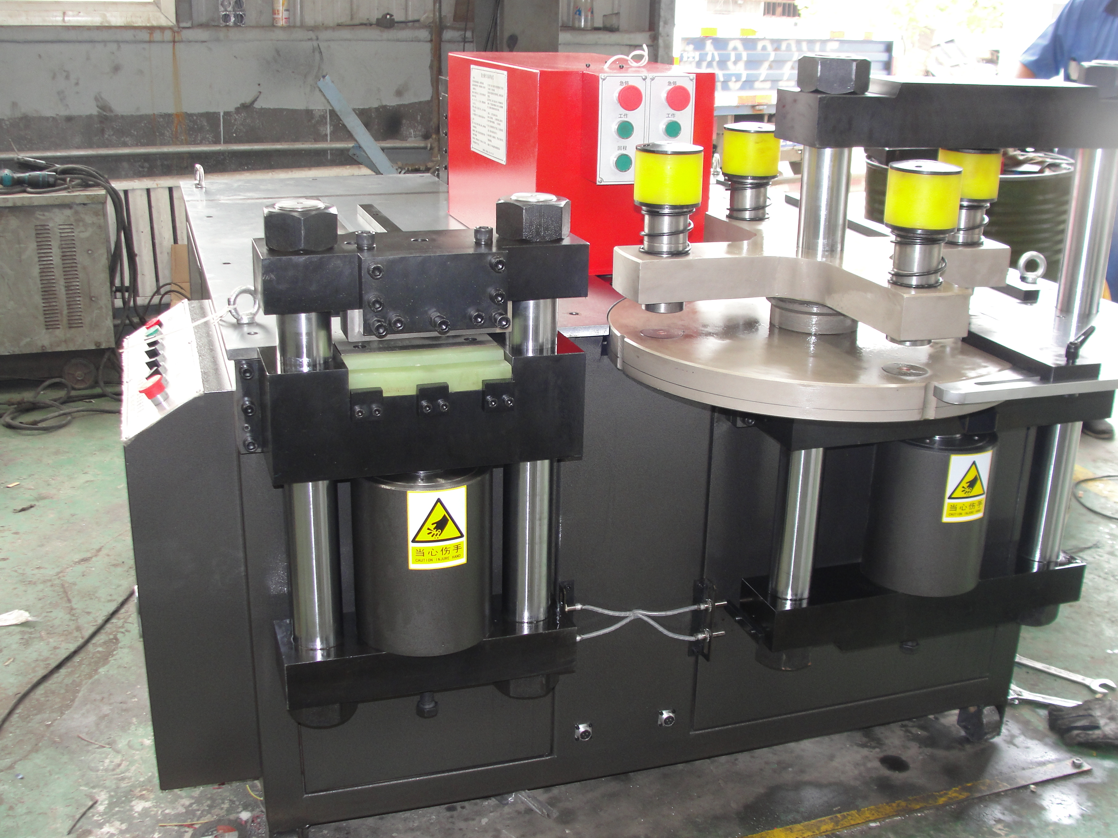 CNC Double Table ماكينة معالجة قضبان التوصيل