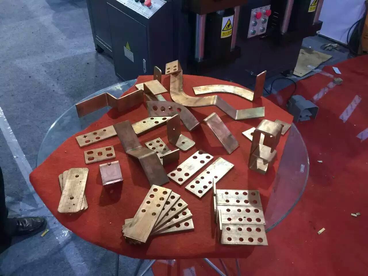 CNC Double Table ماكينة معالجة قضبان التوصيل
